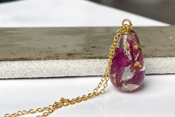 Kette Rosenblüten Blattgold romantisch Garten Terrarium im Ei in Gießharz als florales Geschenk für sie für Frauen Freundin Mutter Schwester